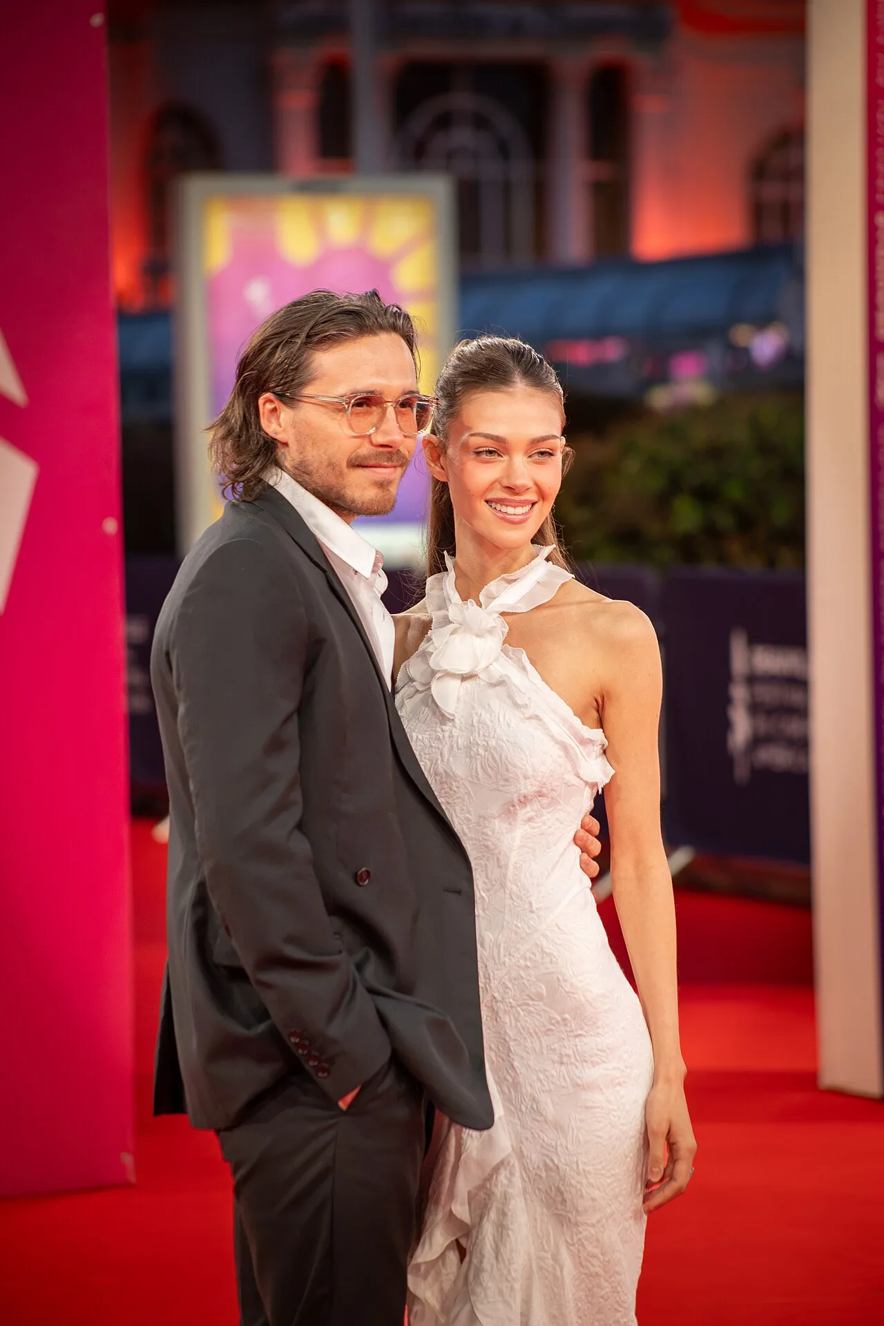 Brooklyn Beckham och Nicola Peltz på röda mattan i Deauville 2026