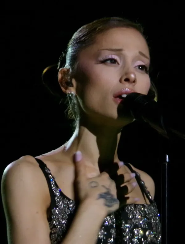 Ariana Grande sjunger på scen under Eternal Sunshine-turnén 2026