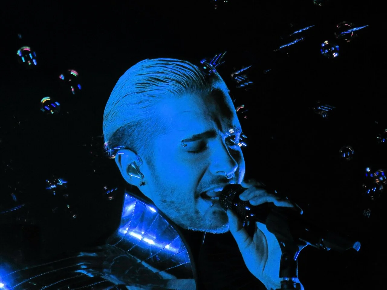 Bill Kaulitz sjunger på scen i Zürich 2017